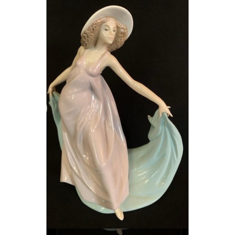 LLADRO (SPAIN) 9 iNCH TALL FIGURINE # 5663‎ ENTITLED "SPRING DANCE" READ